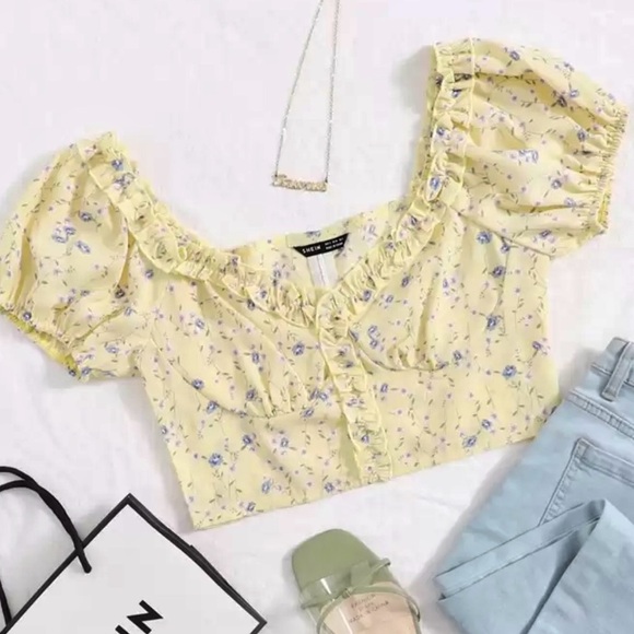 💖(2 for $15)💖 Buttercup Floral Puff Sleeved Top - Picture 1 of 4